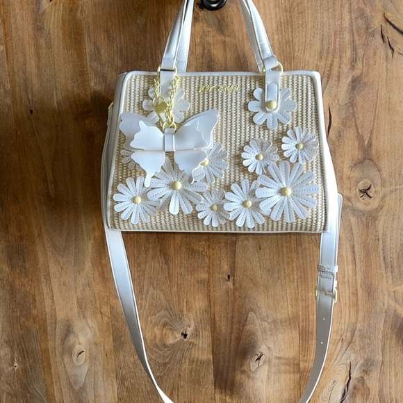 Betsey Johnson Handbags - Betsey Johnson Handbag w/Charm & Removable Crossbody/Shoulder Strap 🌼🦋